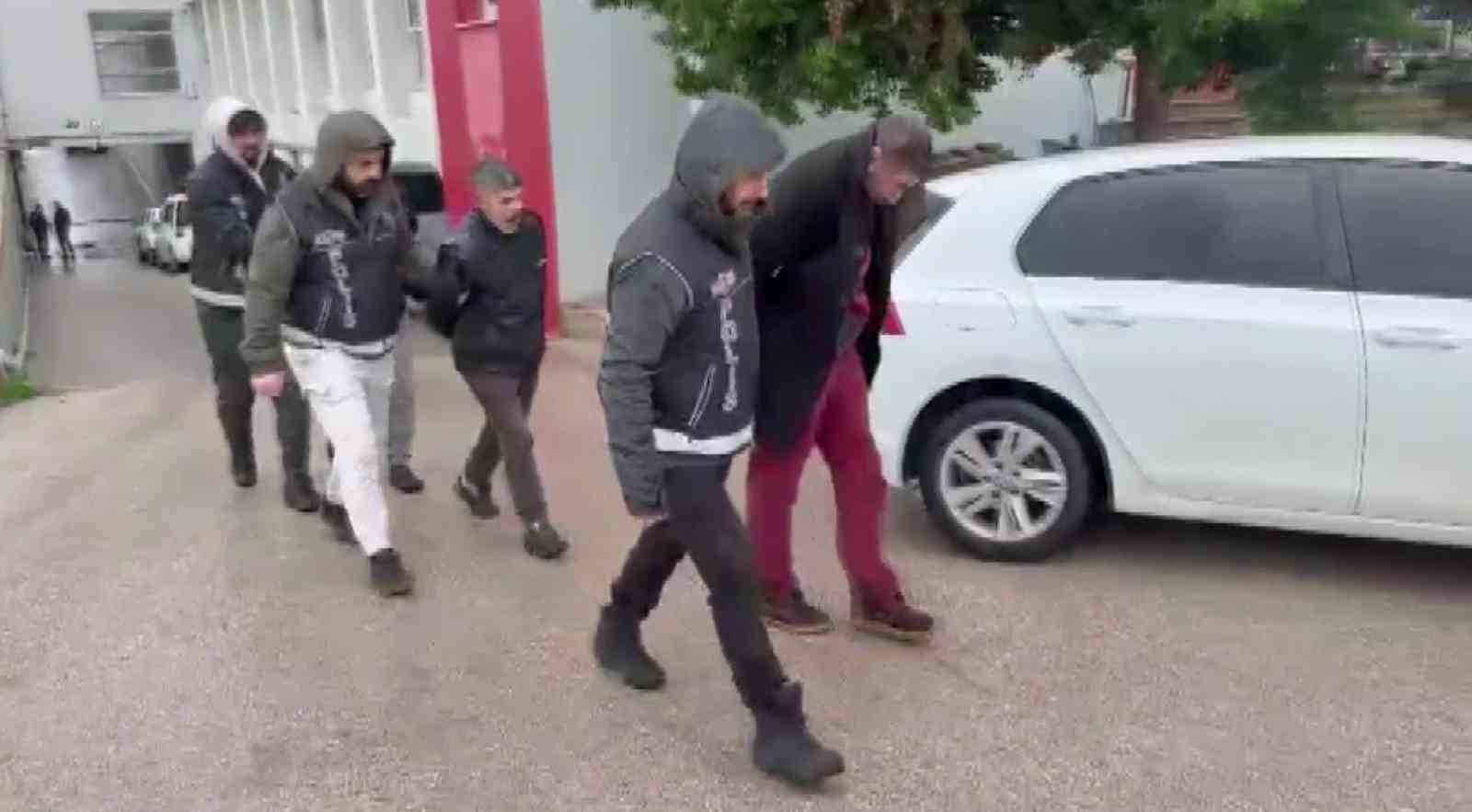 evdeki vitrinlerden kacak sigaralar cikti savunmasi pes dedirtti tanimadigimiz birisi bavulla getirip birakti 2 qWlhAp17