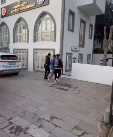 evden-aldigi-yedek-anahtarla-park-halindeki-araci-calan-hirsiz-yakalandi-zXTDmVqh.jpg