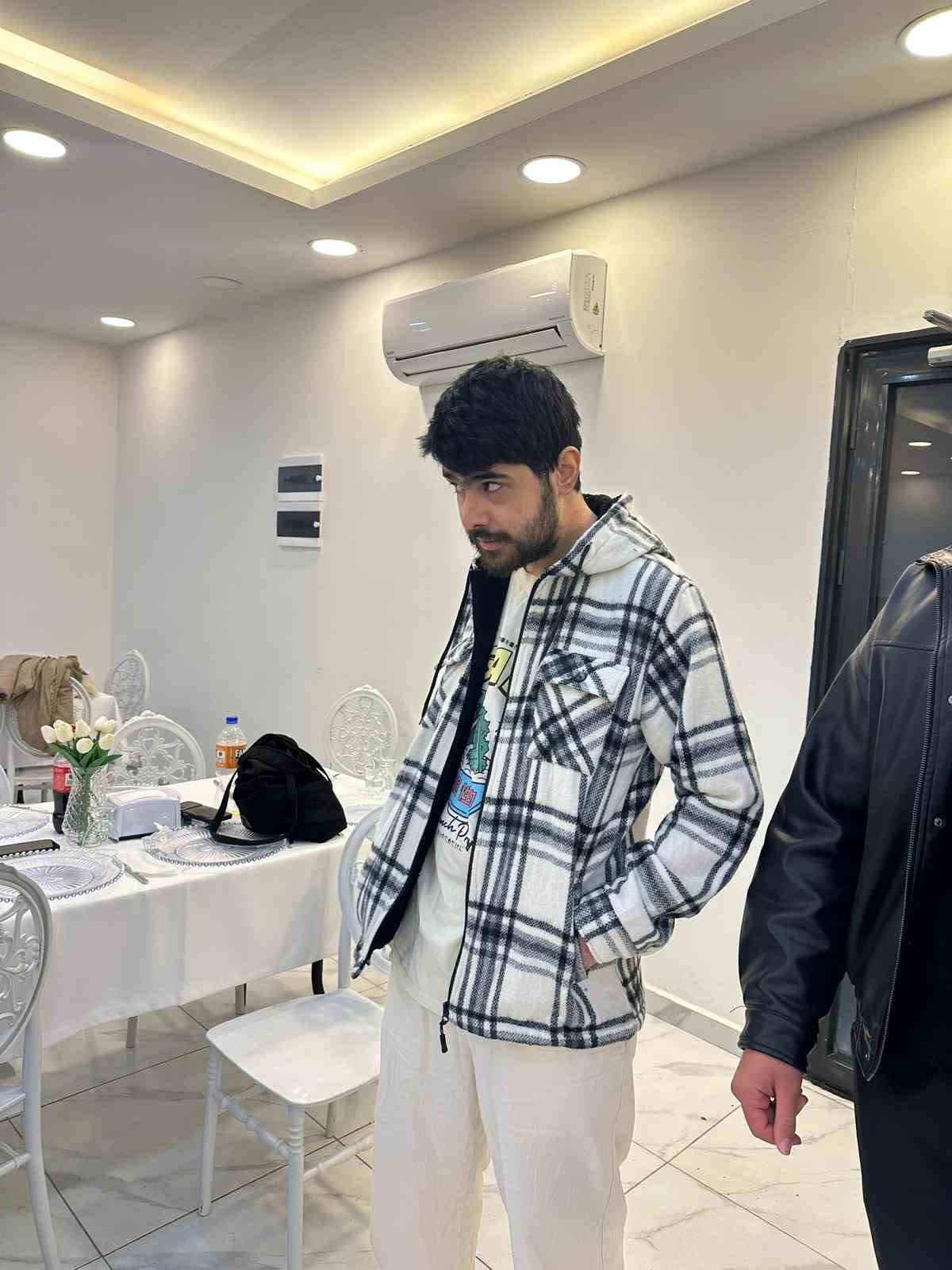evden cikmayan telefon bagimlisi genc 25 yasina bilgisayar basinda girdi 9 RvJBvrfy
