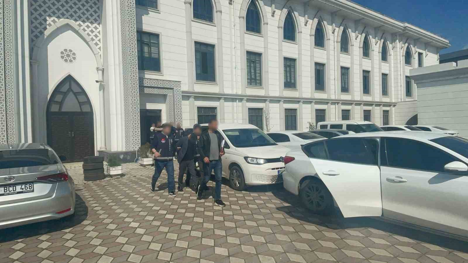 evden dizustu bilgisayar valiz ve canta calan 3 supheli tutuklandi 0 f2QzUvpU