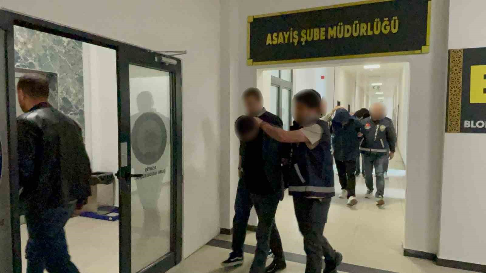 evden dizustu bilgisayar valiz ve canta calan 3 supheli tutuklandi 1 jiu1Shlb