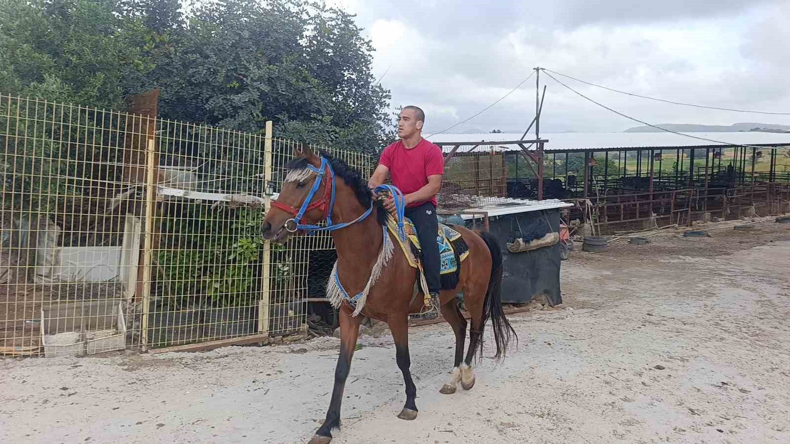 evden ise giderken yurudugu 12 kilometrelik yolla atletizme merak sardi 0 zzUHVqIK
