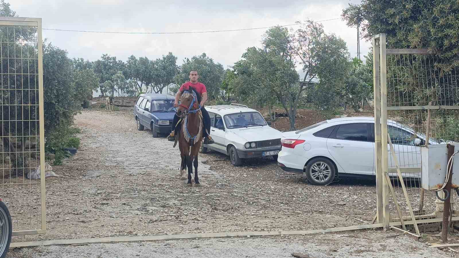 evden ise giderken yurudugu 12 kilometrelik yolla atletizme merak sardi 4
