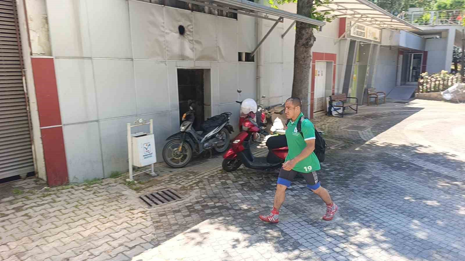 evden ise giderken yurudugu 12 kilometrelik yolla atletizme merak sardi 6 qbVKVJQa
