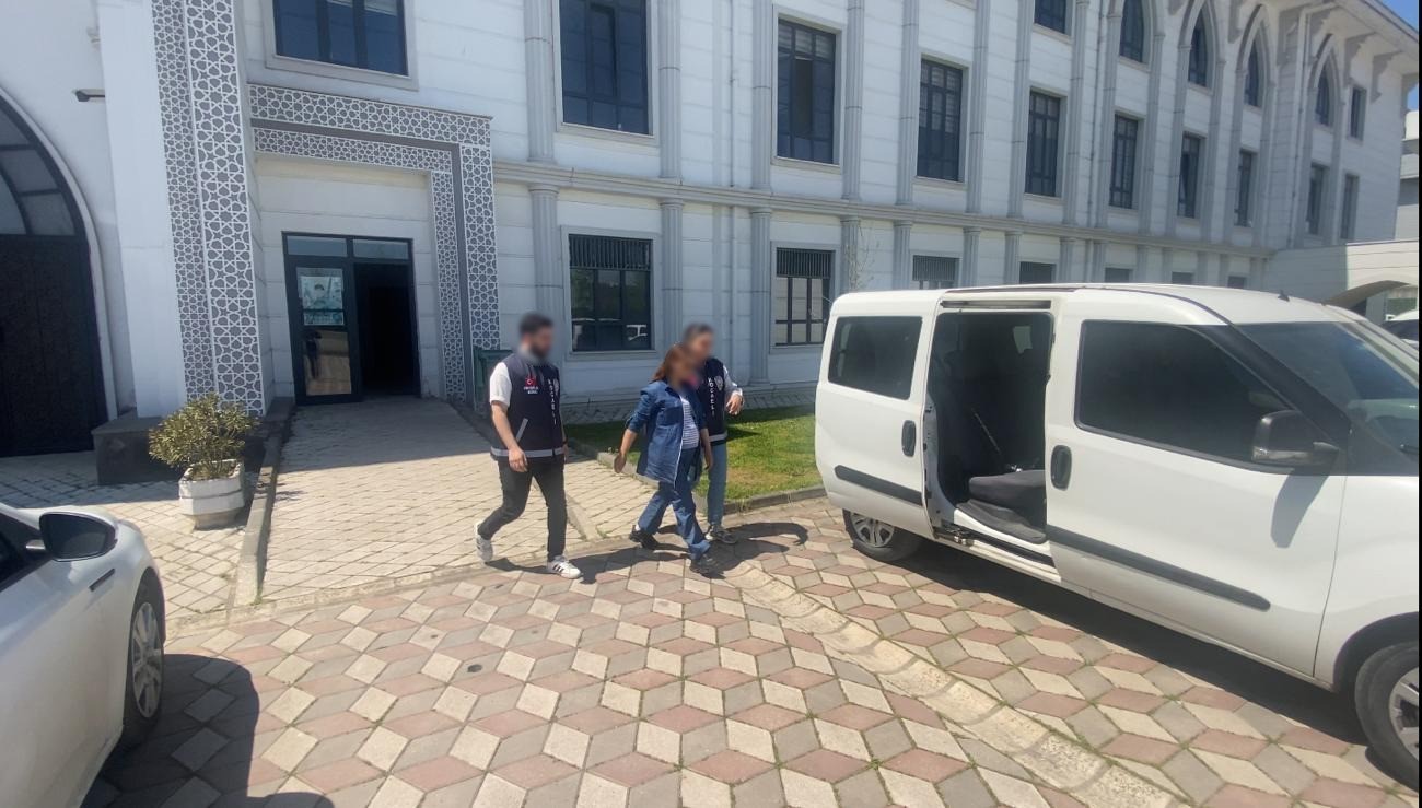 Evden ziynet eşyası ve nakit para çalan kadın yakalandı 4 evden ziynet esyasi ve nakit para calan kadin yakalandi 0 F2I1XwCk