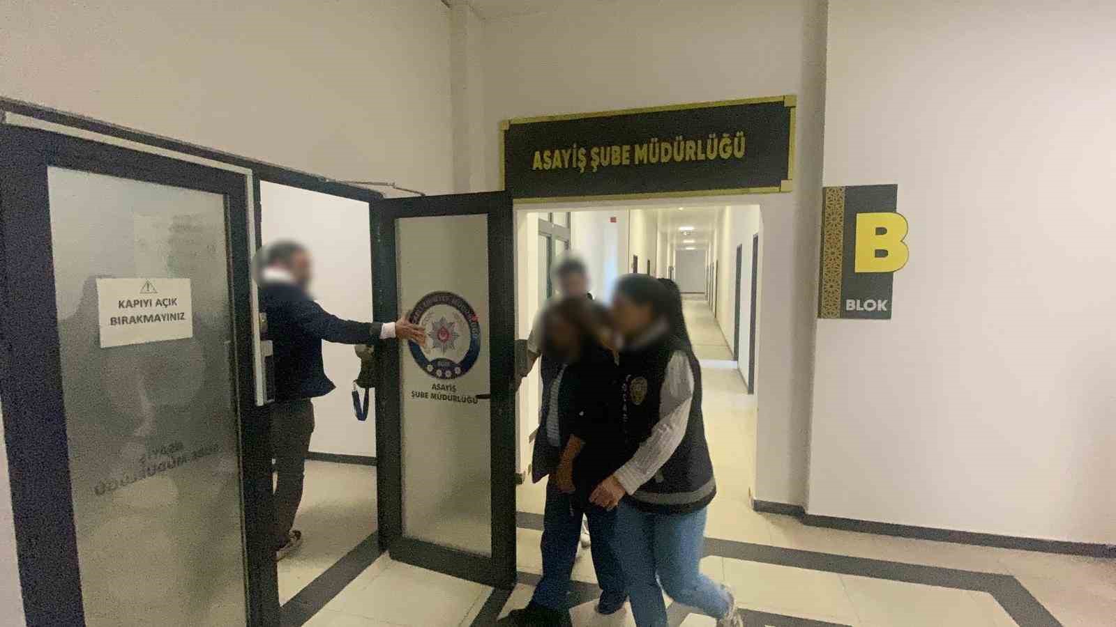 Evden ziynet eşyası ve nakit para çalan kadın yakalandı 5 evden ziynet esyasi ve nakit para calan kadin yakalandi 1 14K8mXVu