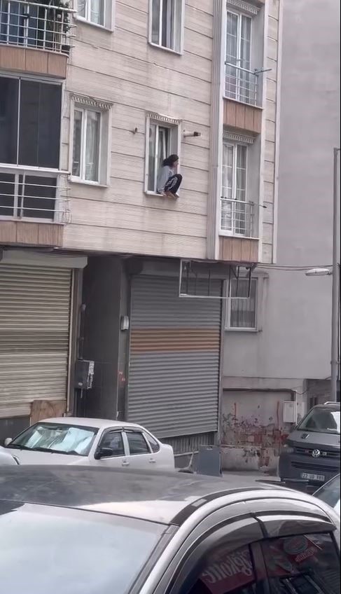 eve kitlenen genc kadin kendini camdan atti o anlar kamerada 0 cNkg4js5
