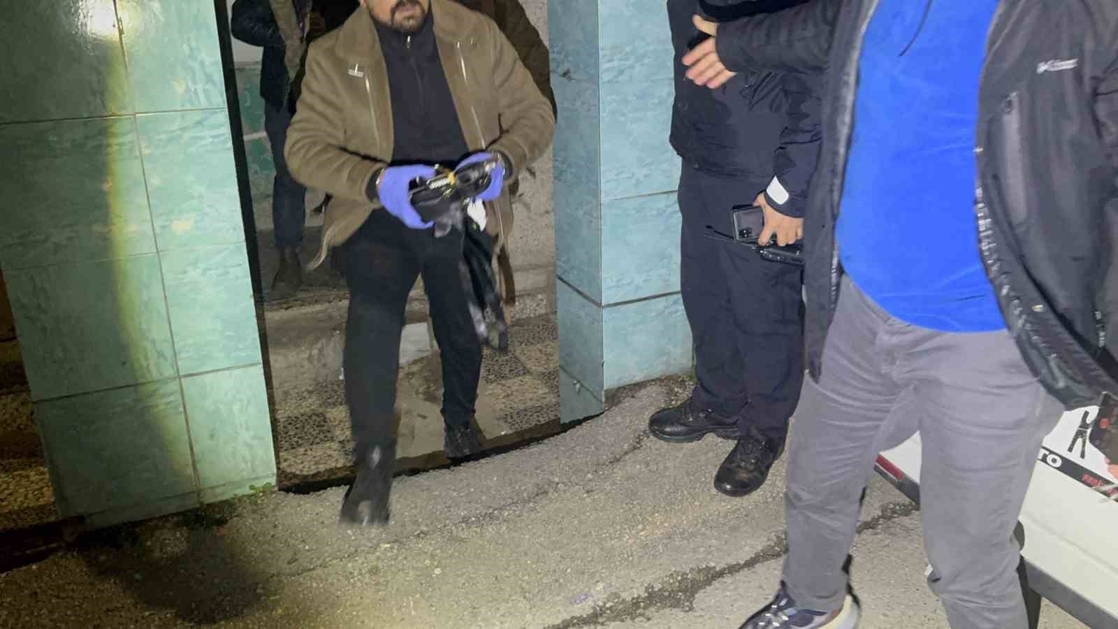 eve yapilan baskinda cephanelik cikti arama sirasinda polise saldirdilar 0 A3yjKRNb
