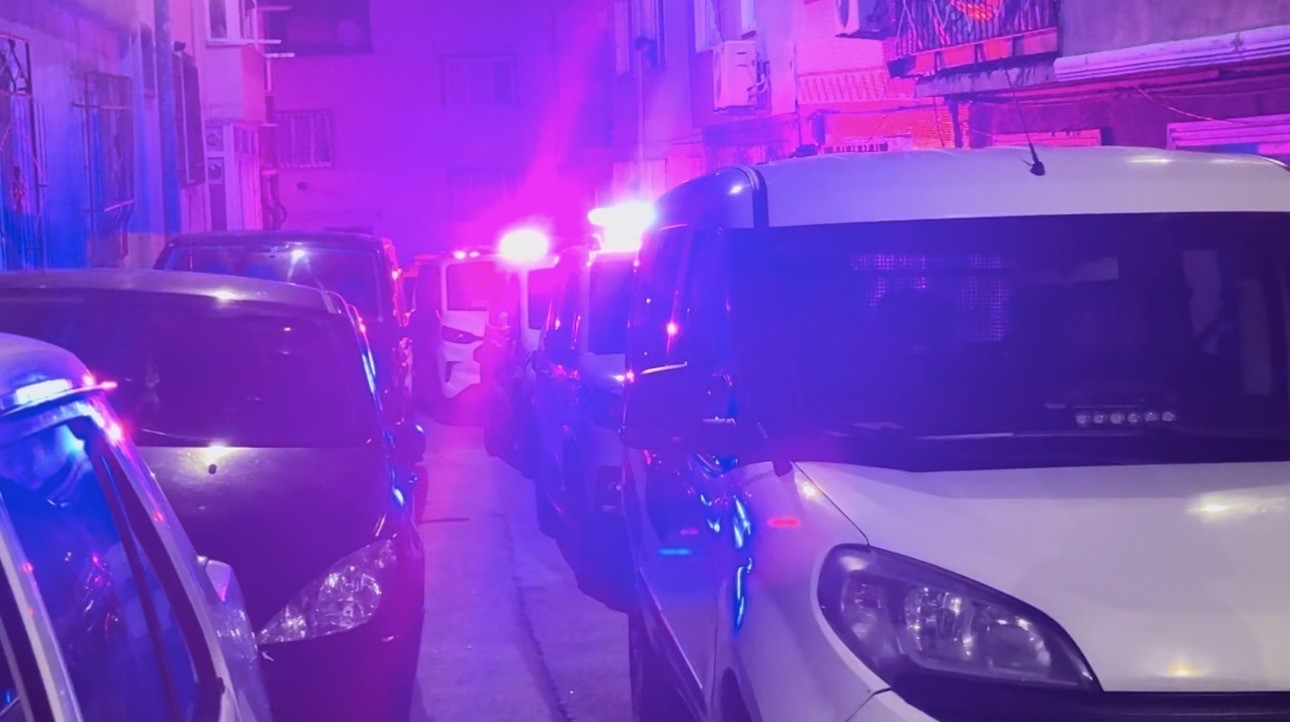 eve yapilan baskinda cephanelik cikti arama sirasinda polise saldirdilar 1 4Owzljia
