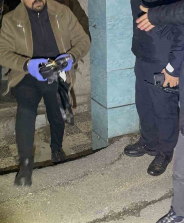 eve-yapilan-baskinda-cephanelik-cikti-arama-sirasinda-polise-saldirdilar-h3ZqRIvv.jpg