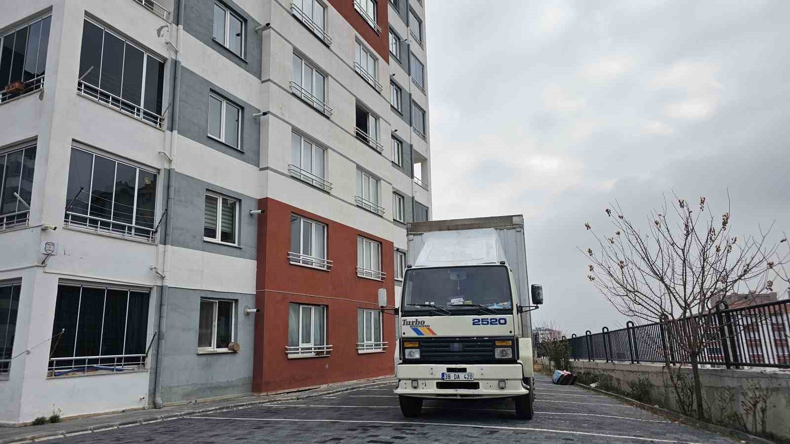 Evi taşınırken tartıştığı nakliyeciyi bıçakladı 5 evi tasinirken tartistigi nakliyeciyi bicakladi 1 XNb6Led6