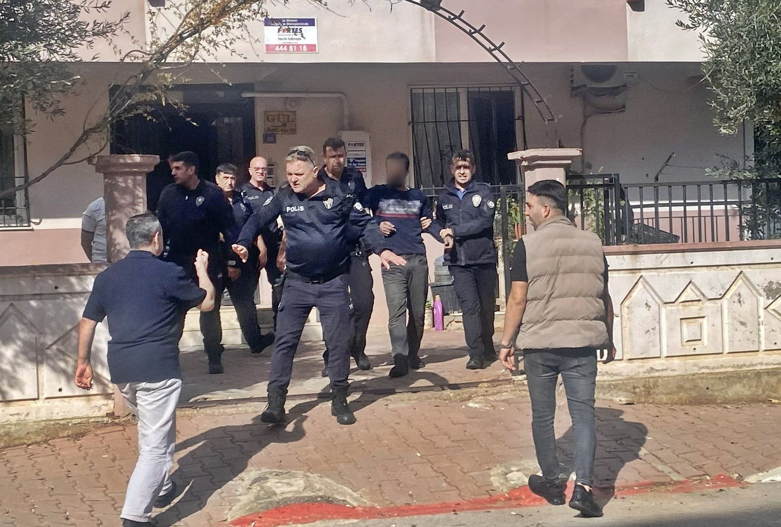 evi yakmaya calisti esyalari sokaga firlatti cikista akraba dayagi yedi 1
