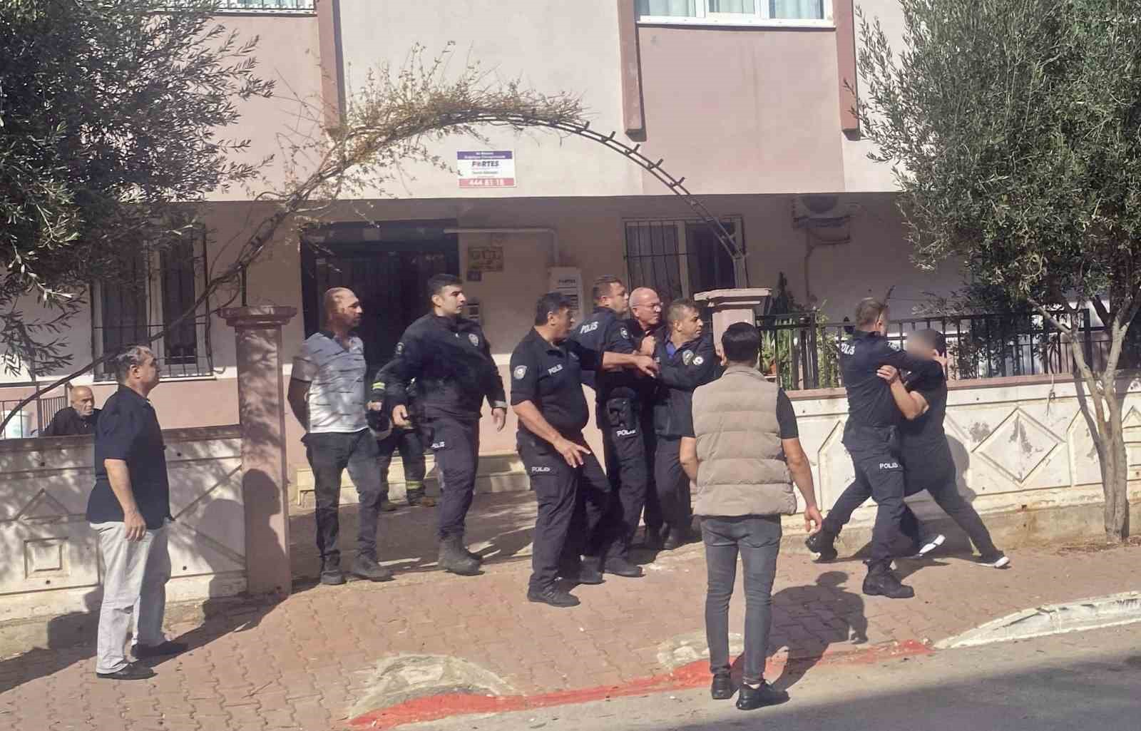 evi yakmaya calisti esyalari sokaga firlatti cikista akraba dayagi yedi 4 7YTRCLPB