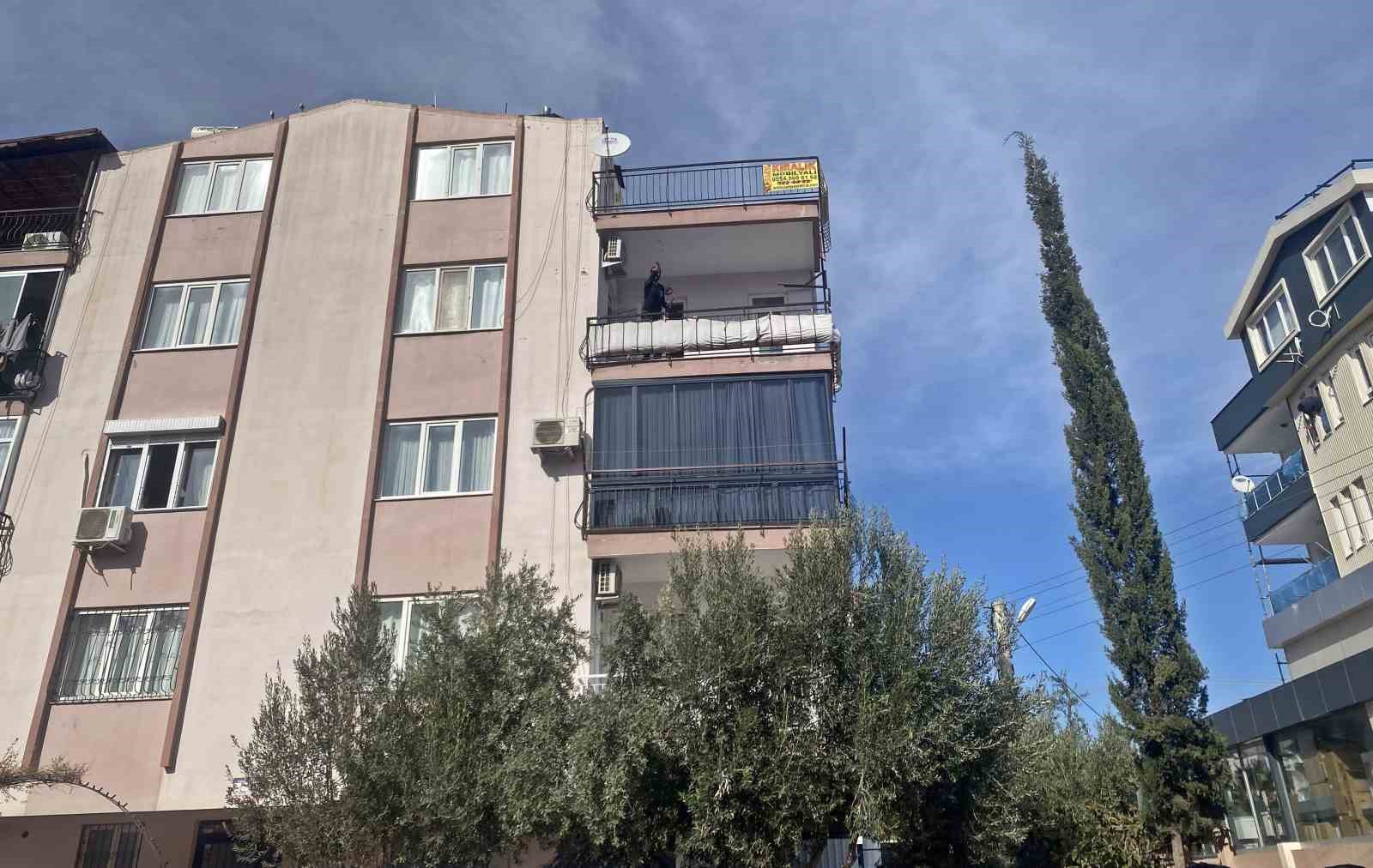 evi yakmaya calisti esyalari sokaga firlatti cikista akraba dayagi yedi 6 dLzALrGv