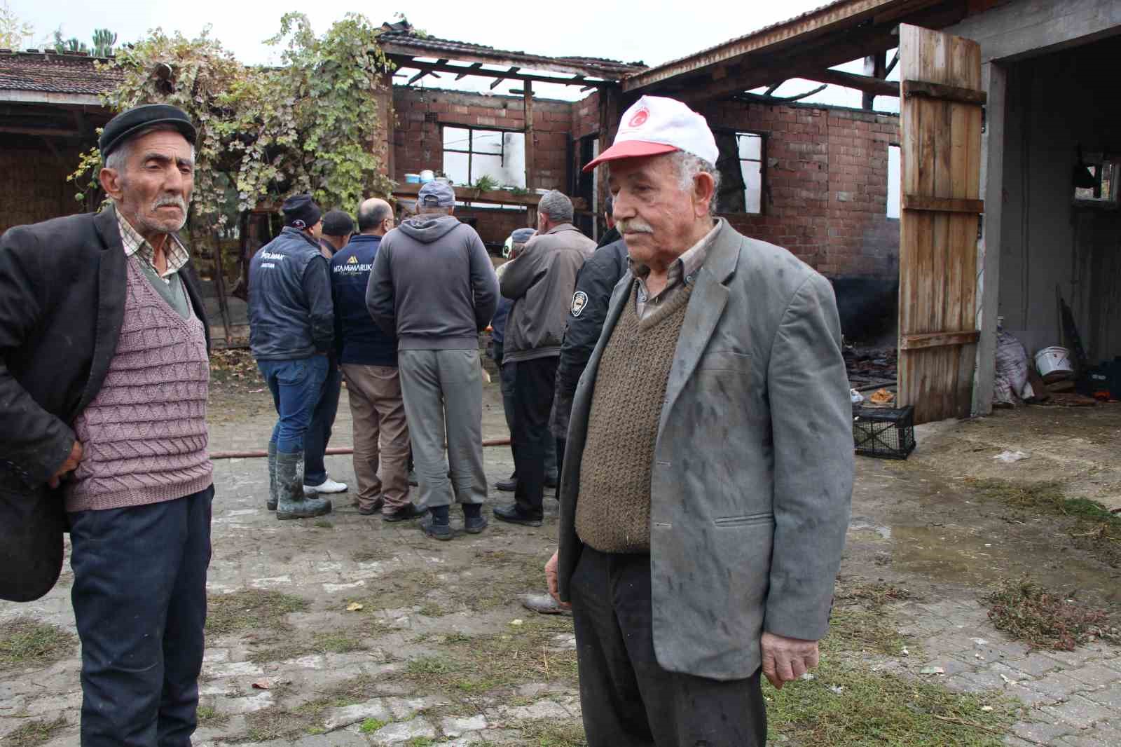 evi yanan yasli ciftcinin biriktirdigi paralar ve esyalari kule dondu 0 NPvHAmPk