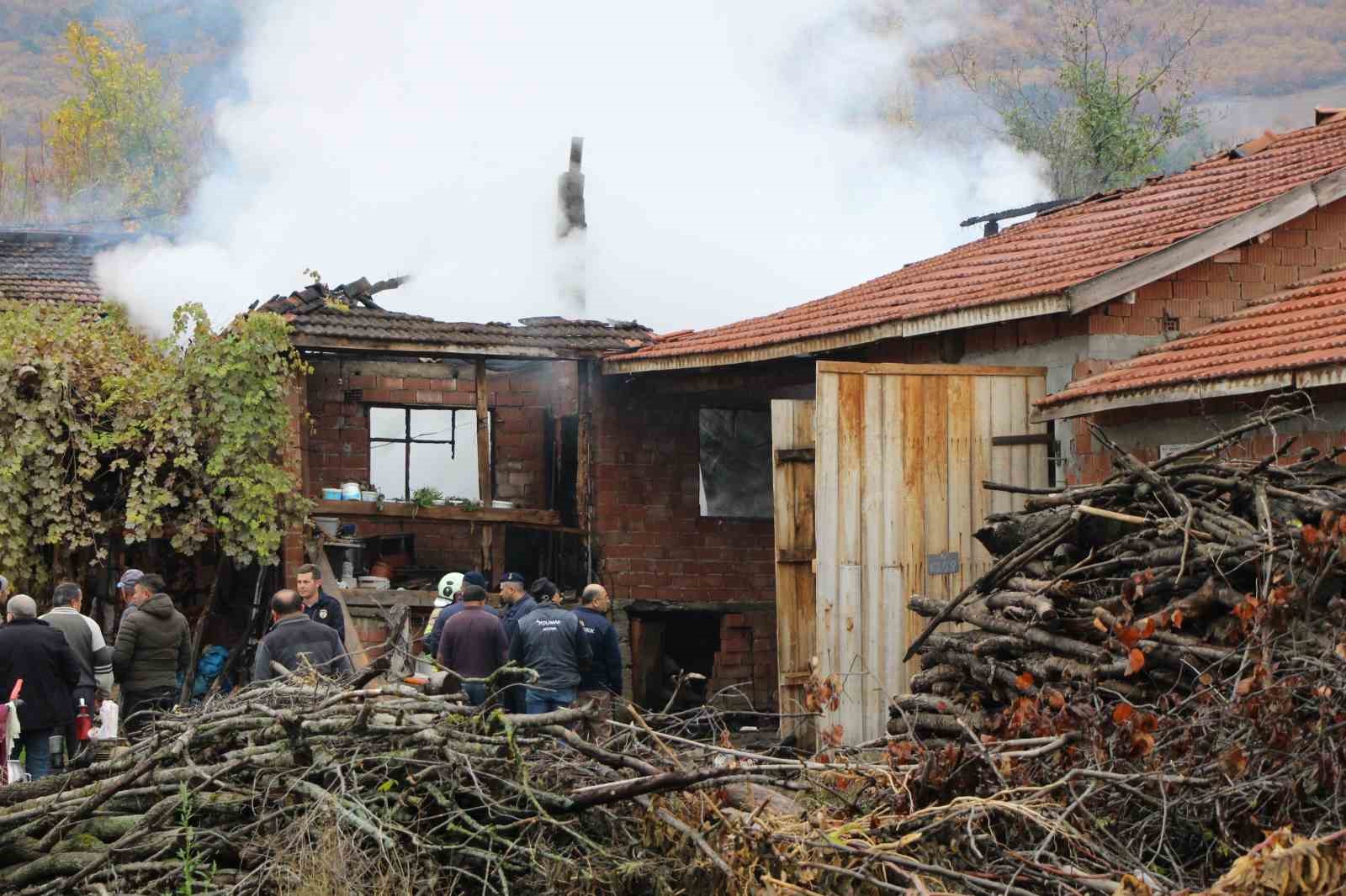 evi yanan yasli ciftcinin biriktirdigi paralar ve esyalari kule dondu 3 EyImY4CS