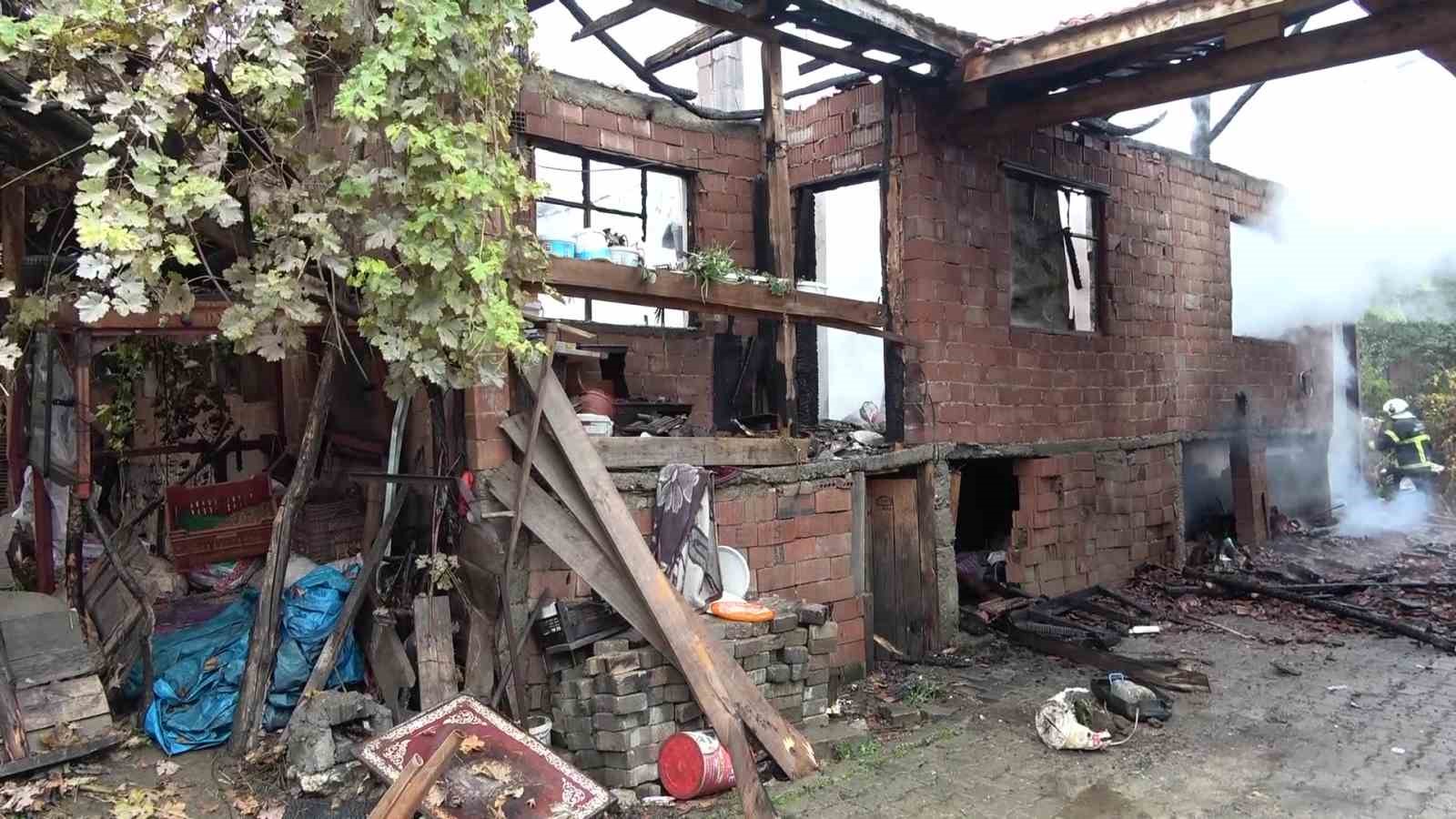 evi yanan yasli ciftcinin biriktirdigi paralar ve esyalari kule dondu 8 HzCNe3yf