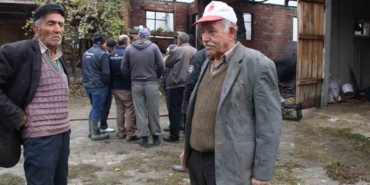 evi-yanan-yasli-ciftcinin-biriktirdigi-paralar-ve-esyalari-kule-dondu-eshZvLKy.jpg