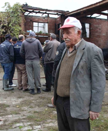 evi-yanan-yasli-ciftcinin-biriktirdigi-paralar-ve-esyalari-kule-dondu-eshZvLKy.jpg