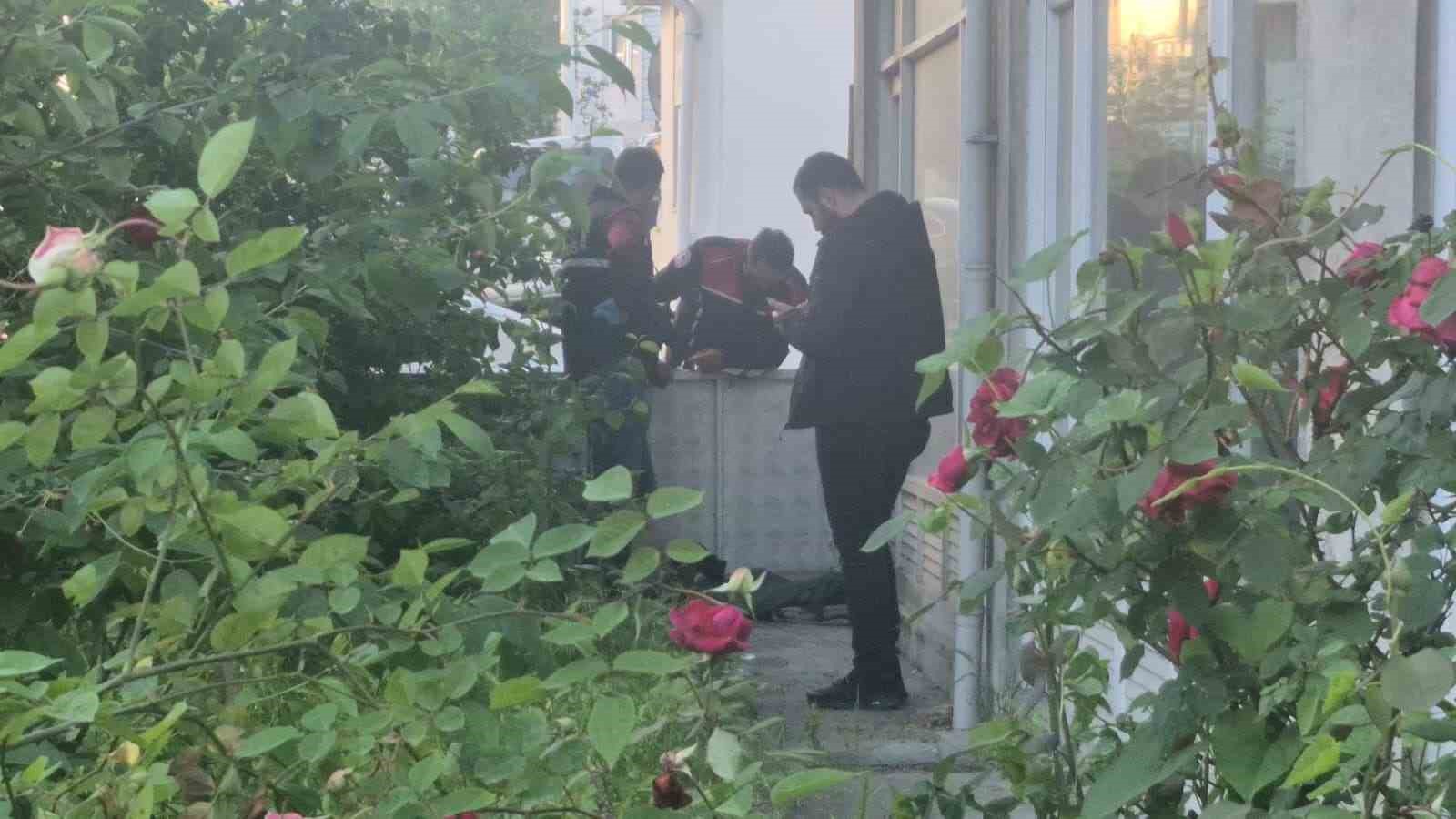 evin bahcesine birakilan supheli canta funye ile patlatildi 1 vOwKkOrj