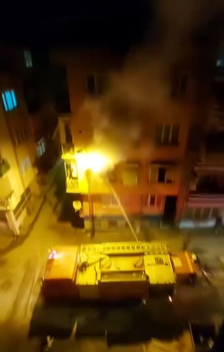 evin balkonunda cikan yangin panige neden oldu 2 WmQuGZG7