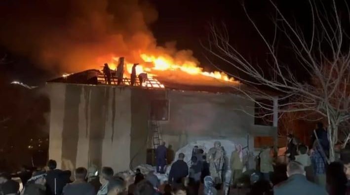 evin catisi alevlere teslim oldu koyluler kovalarla tankere su tasidi 0 8LT8nSYE