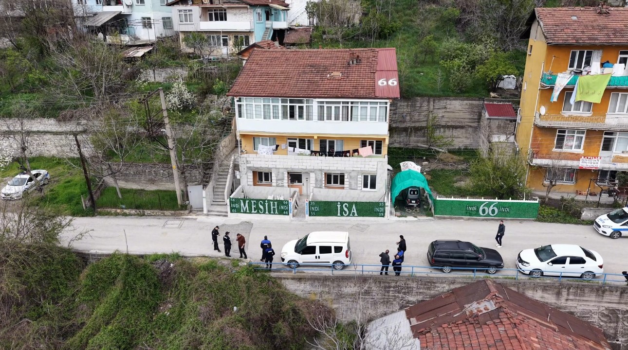 evin catisina ve onundeki citlere yazilan yazilar ekipleri harekete gecirdi 0 eCbpwLL4