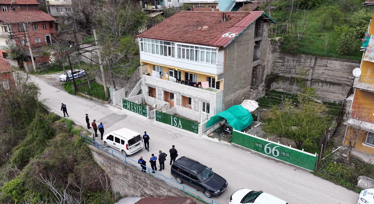 evin catisina ve onundeki citlere yazilan yazilar ekipleri harekete gecirdi 1