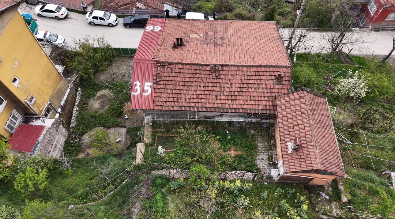 evin catisina ve onundeki citlere yazilan yazilar ekipleri harekete gecirdi 2 ghK63Hwd