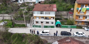 evin-catisina-ve-onundeki-citlere-yazilan-yazilar-ekipleri-harekete-gecirdi-2BIlequ1.jpg