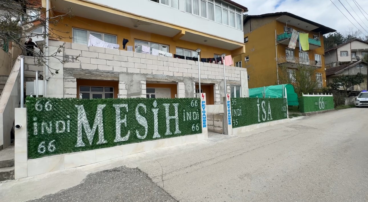 evin catisina ve onundeki citlere yazilan yazilar ekipleri harekete gecirdi 3 iNQdBNAu