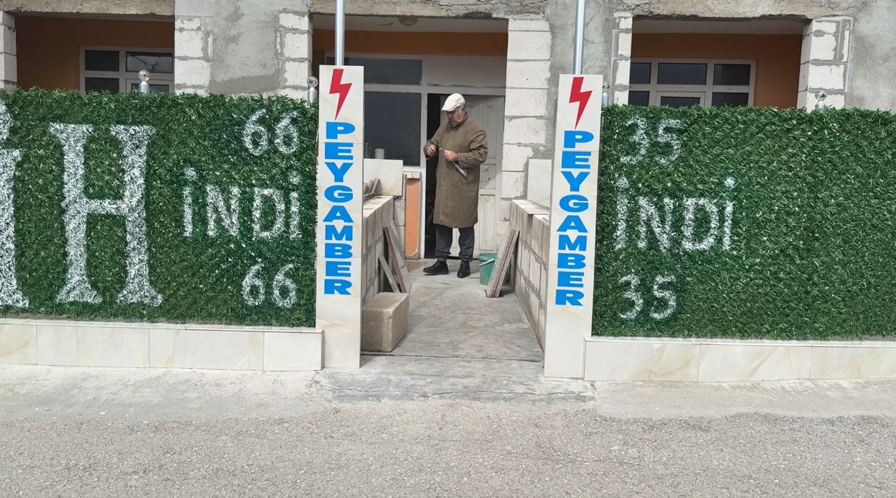 evin catisina ve onundeki citlere yazilan yazilar ekipleri harekete gecirdi 5 pVYhv9sI