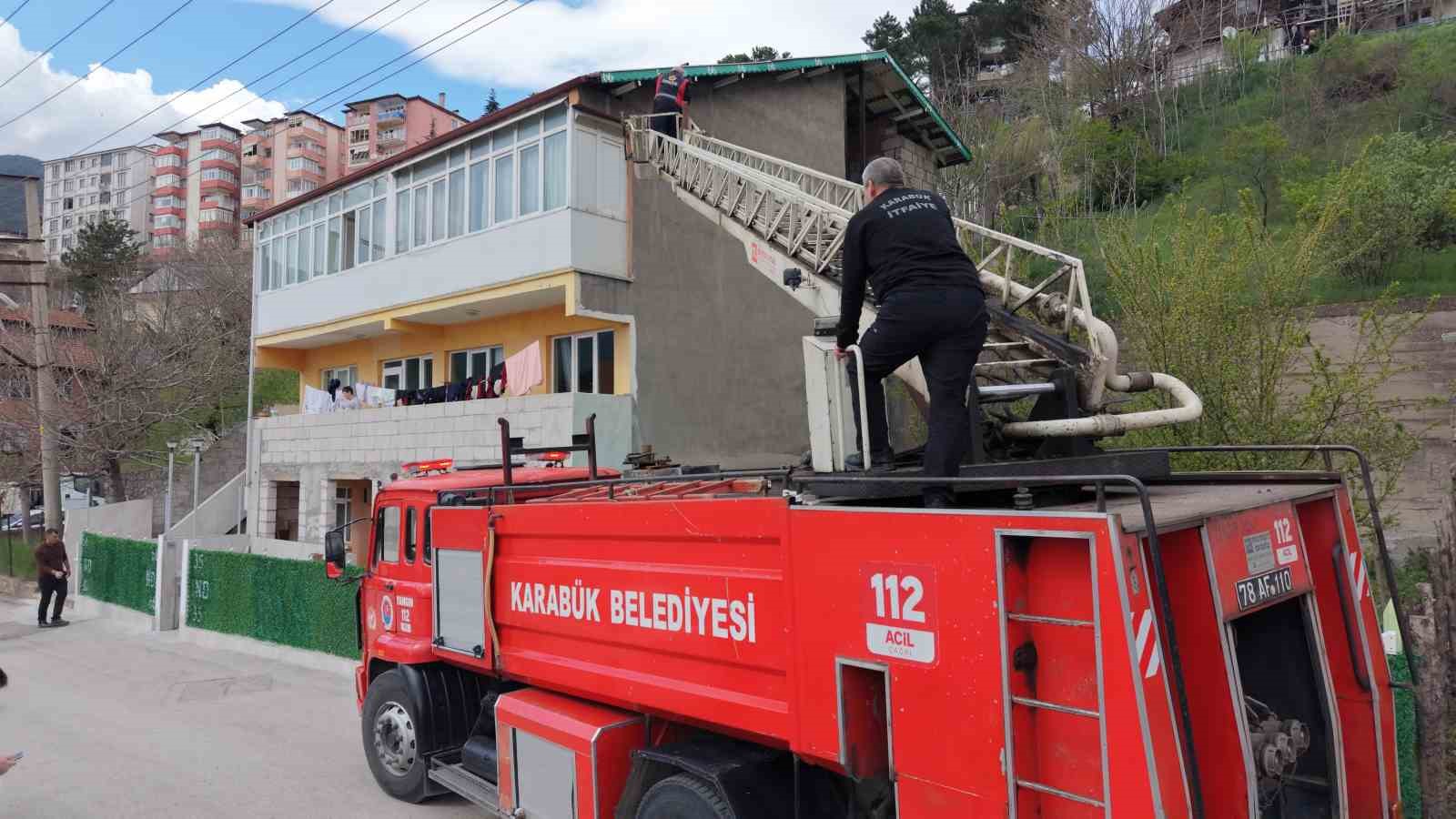 evin catisina ve onundeki citlere yazilan yazilar ekipleri harekete gecirdi 8