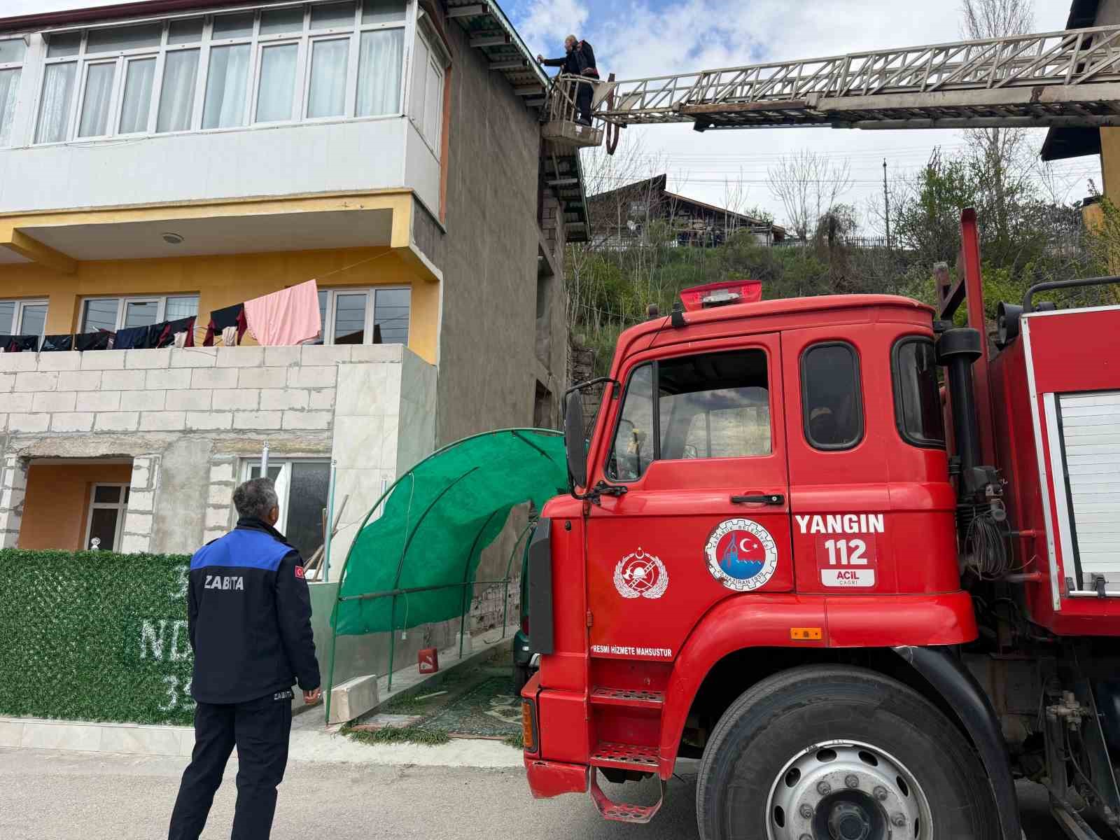 evin catisina ve onundeki citlere yazilan yazilar ekipleri harekete gecirdi 9 ennyQS3A