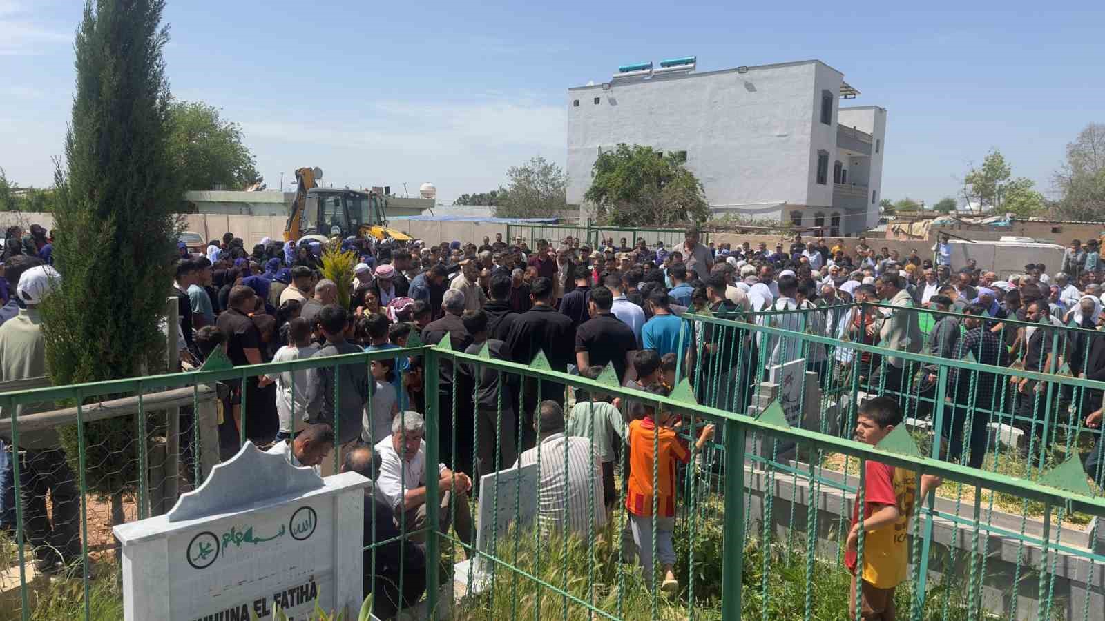 evin daminda olu bulunan 5 yasindaki cocuk defnedildi 2 MEJuSfk5