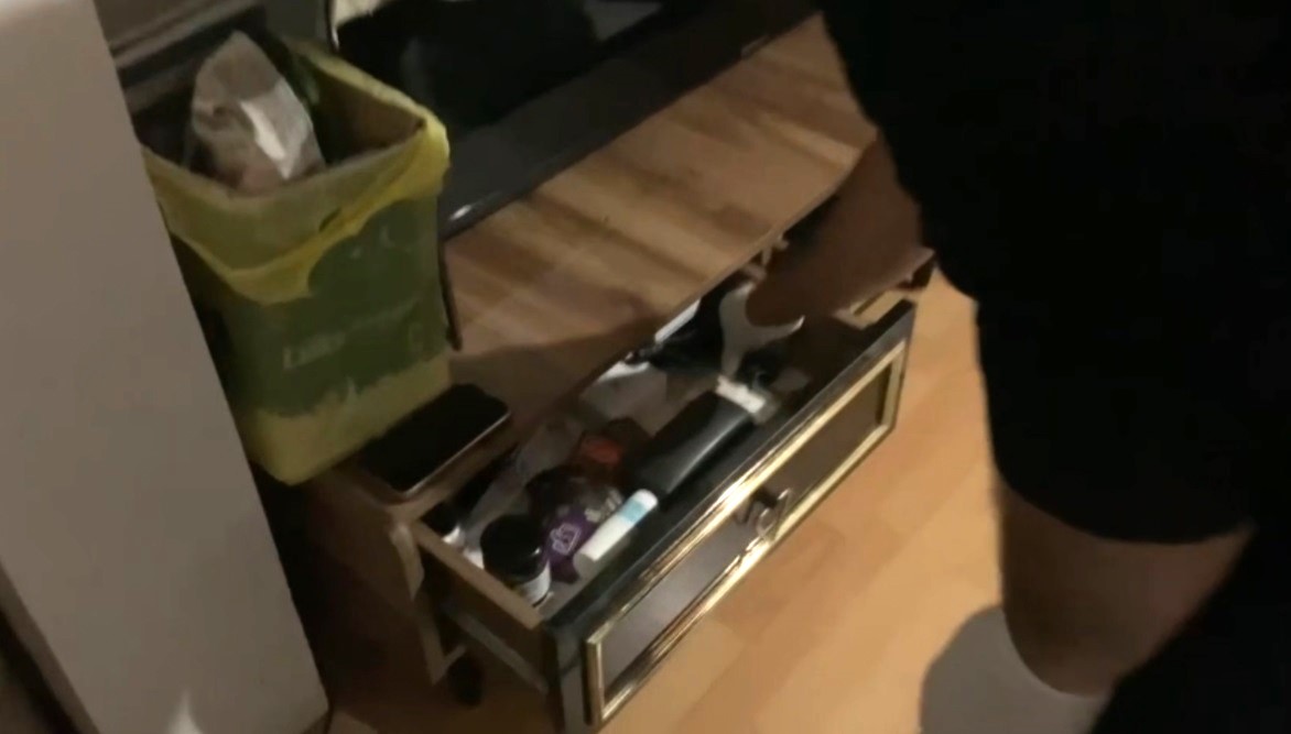 evin her kosesinden ruhsatsiz tabanca cikti 2 tutuklama 1 cJpCfs4r