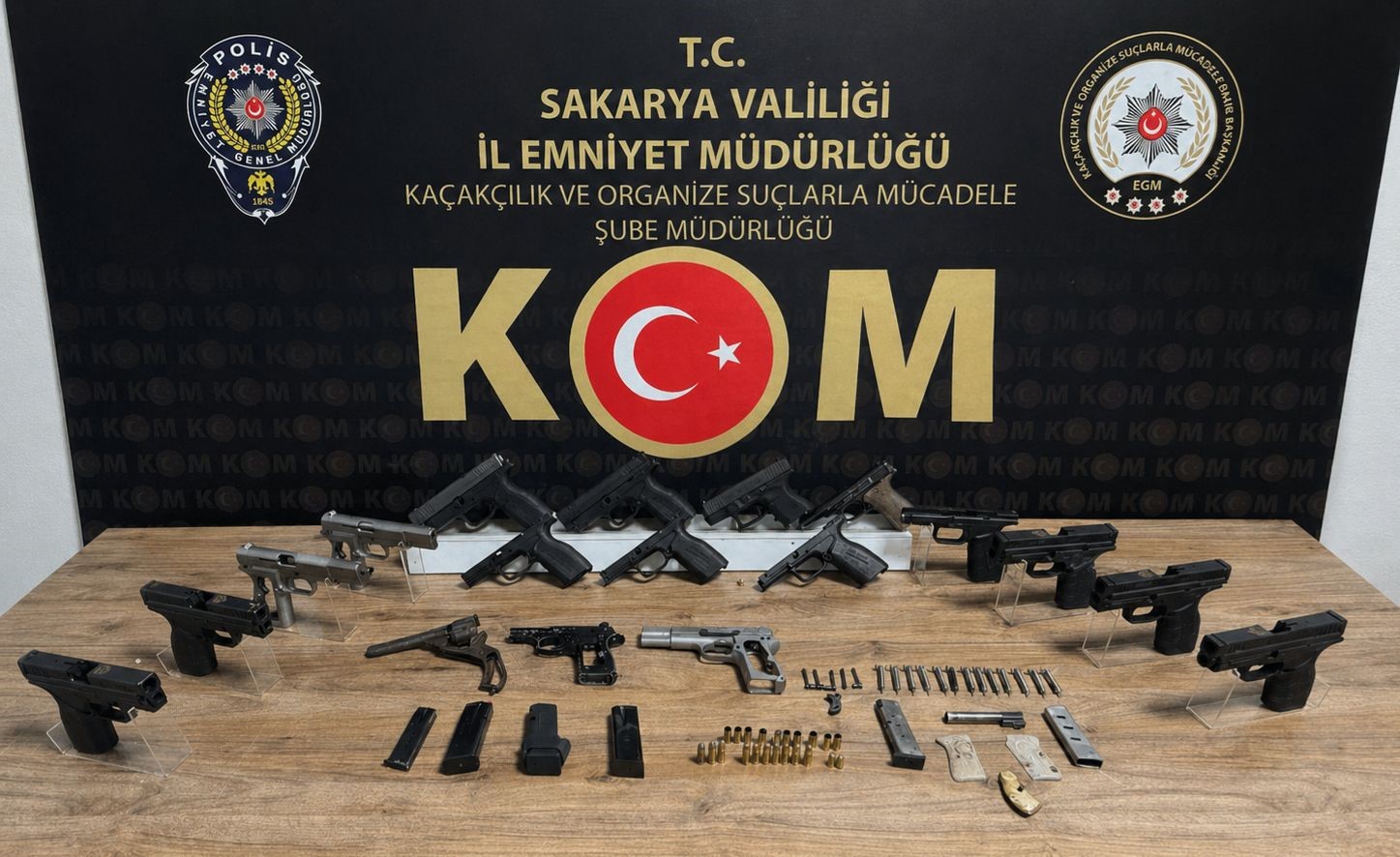 evin her kosesinden ruhsatsiz tabanca cikti 2 tutuklama 2