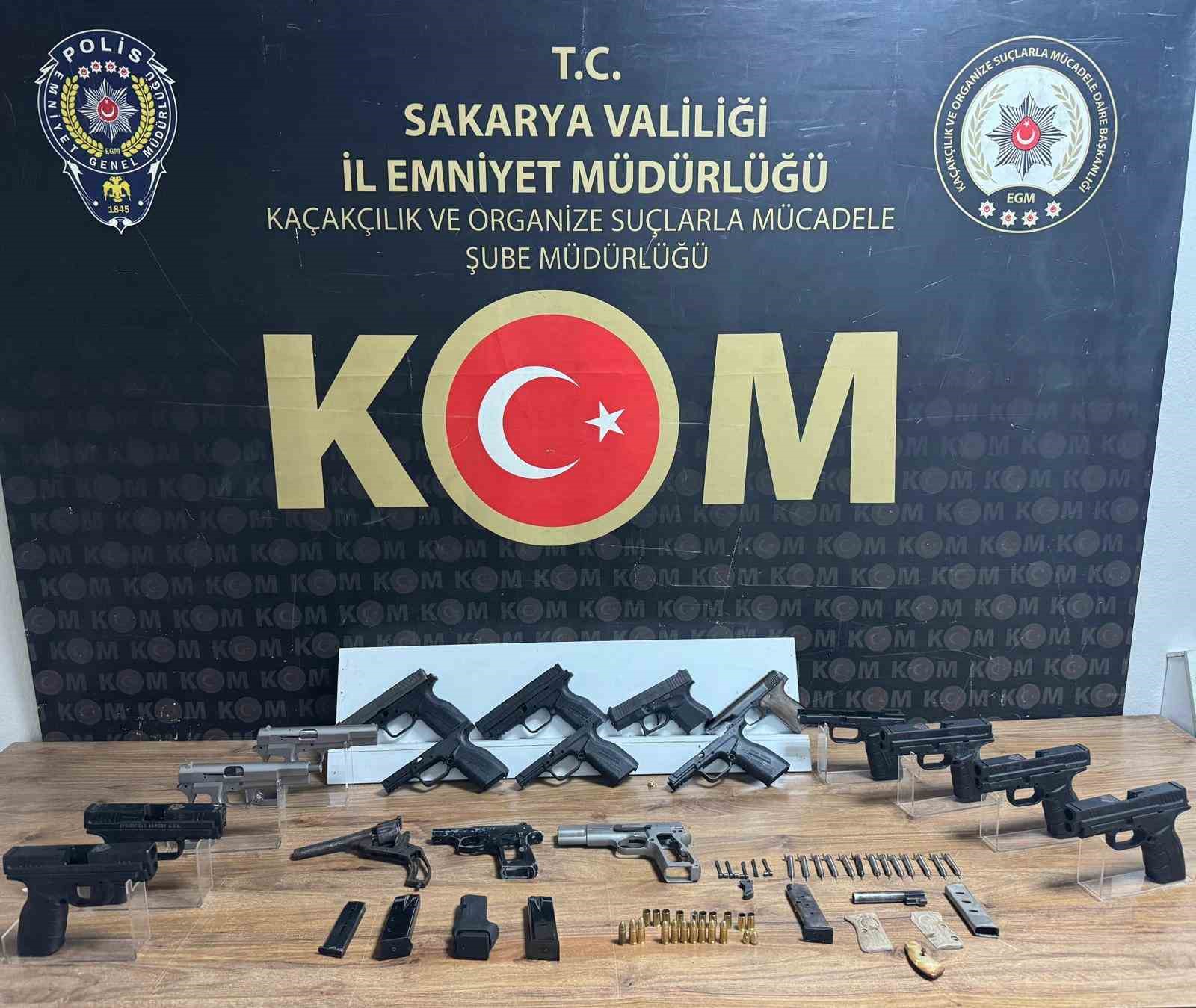 evin her kosesinden ruhsatsiz tabanca cikti 2 tutuklama 3 CU2sUMPO
