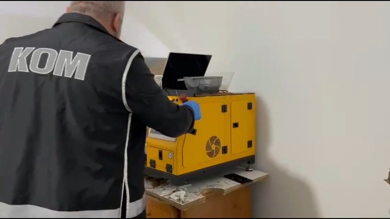 evin odalarini sigara imalathanesine cevirmisler 0