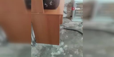 evin-yatak-odasina-giren-2-metrelik-yilan-boyle-ciglik-attirdi-MqBN6VZU.jpg