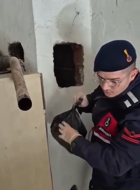 evinde 2 bin 200 adec sentetik hap ele gecirilen sahis tutuklandi 1 yRaXQYdq