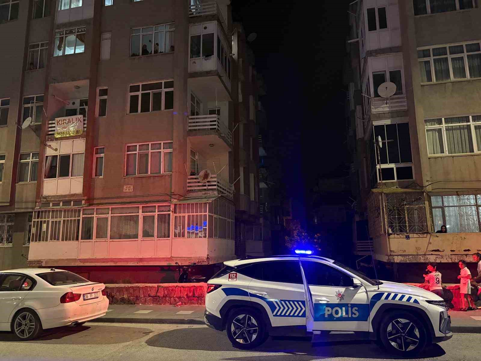 Evinde bıçakla kendine zarar veren şahsın hayatını polisin telefon detayı kurtardı 6 evinde bicakla kendine zarar veren sahsin hayatini polisin telefon detayi kurtardi 2 65BZFWu4