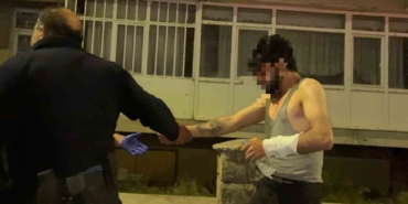evinde-bicakla-kendine-zarar-veren-sahsin-hayatini-polisin-telefon-detayi-kurtardi-CY4ElAw6.jpg