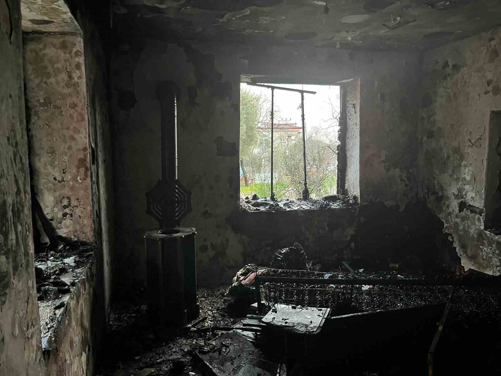 evinde cikan yanginda agir yaralanan yasli kadin hayatini kaybetti 0 D2aB3qEd