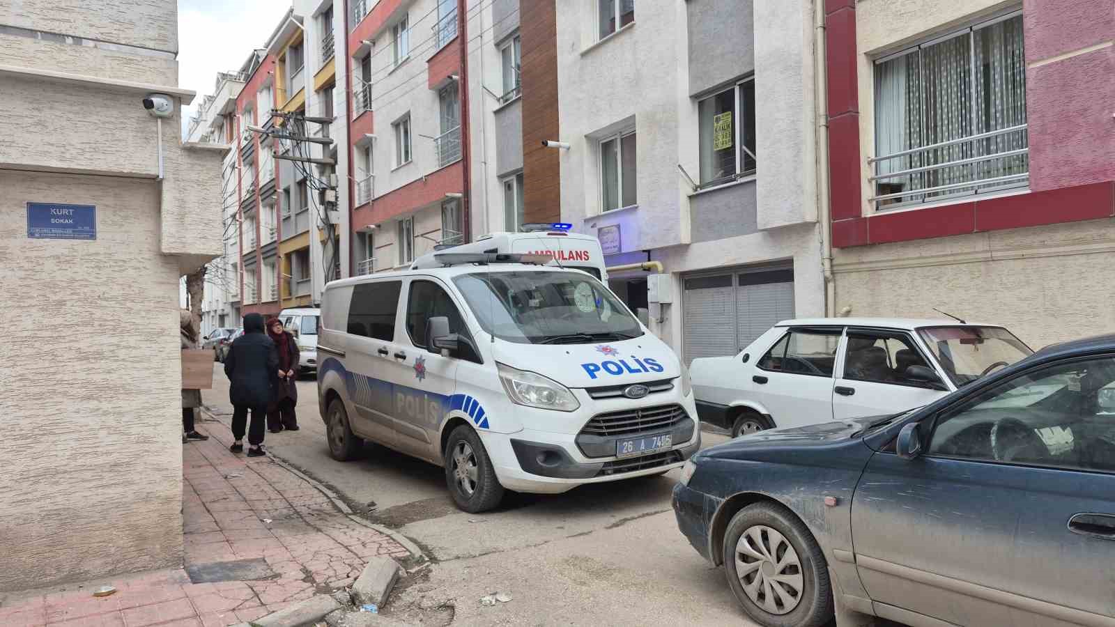 evinde dusen 86 yasindaki kadini polis kapiyi kirarak kurtardi 1 yOMLr816