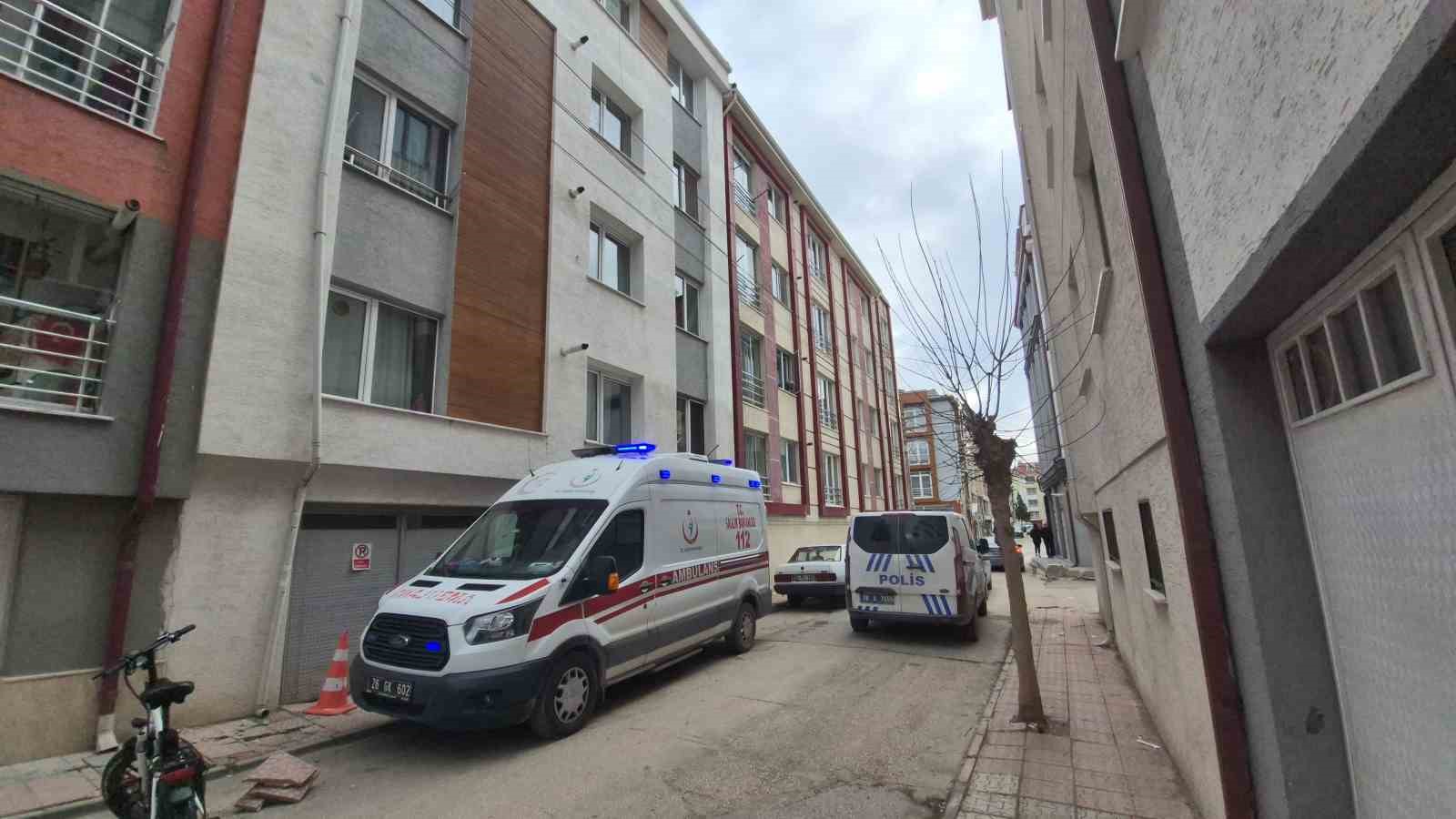 evinde dusen 86 yasindaki kadini polis kapiyi kirarak kurtardi 2 Ue6XnVS6