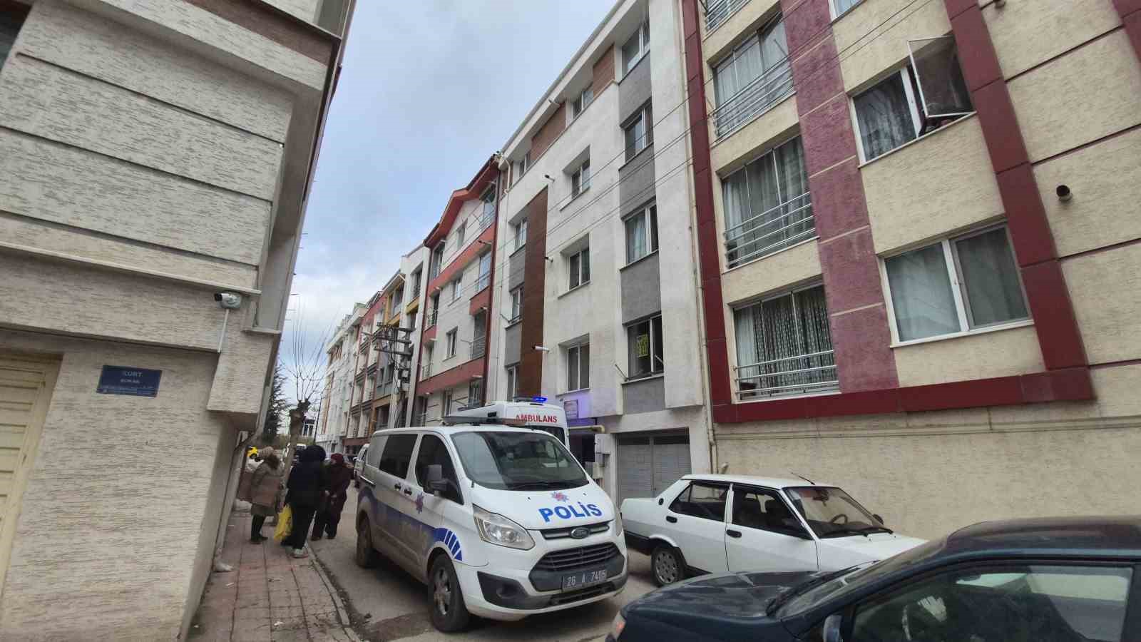 evinde dusen 86 yasindaki kadini polis kapiyi kirarak kurtardi 3 whCrRha6