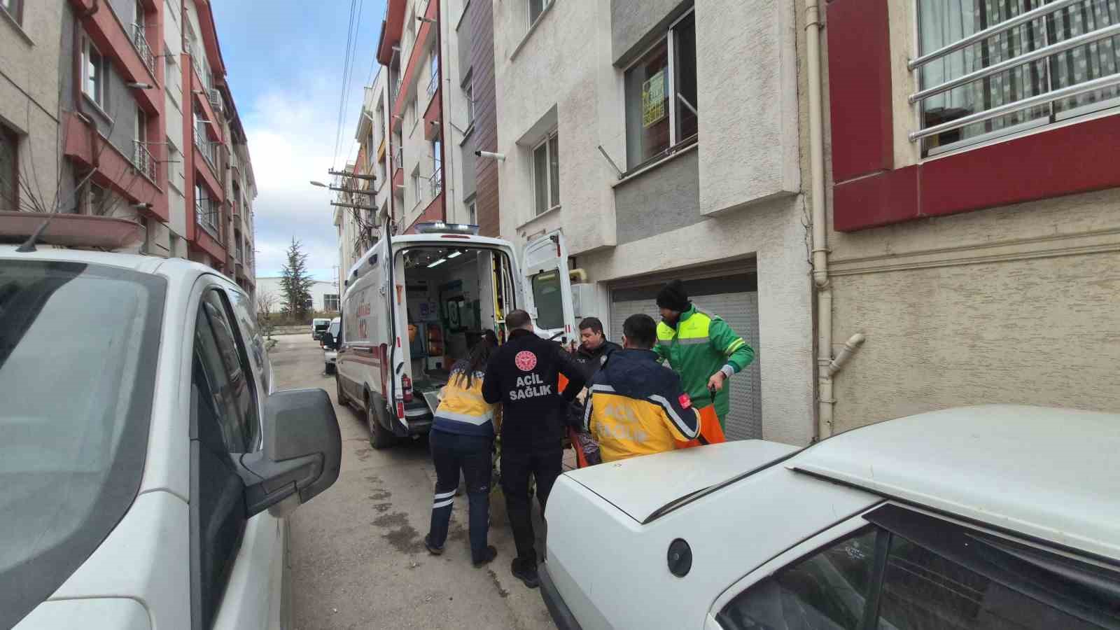 evinde dusen 86 yasindaki kadini polis kapiyi kirarak kurtardi 4 rLFTXNyR