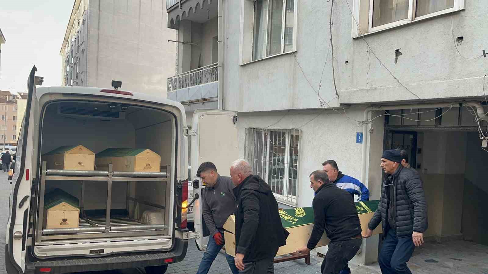 Evinde istiflediği giysi yığınlarının arasında ölü bulundu 4 evinde istifledigi giysi yiginlarinin arasinda olu bulundu 0 f7tKYHeR