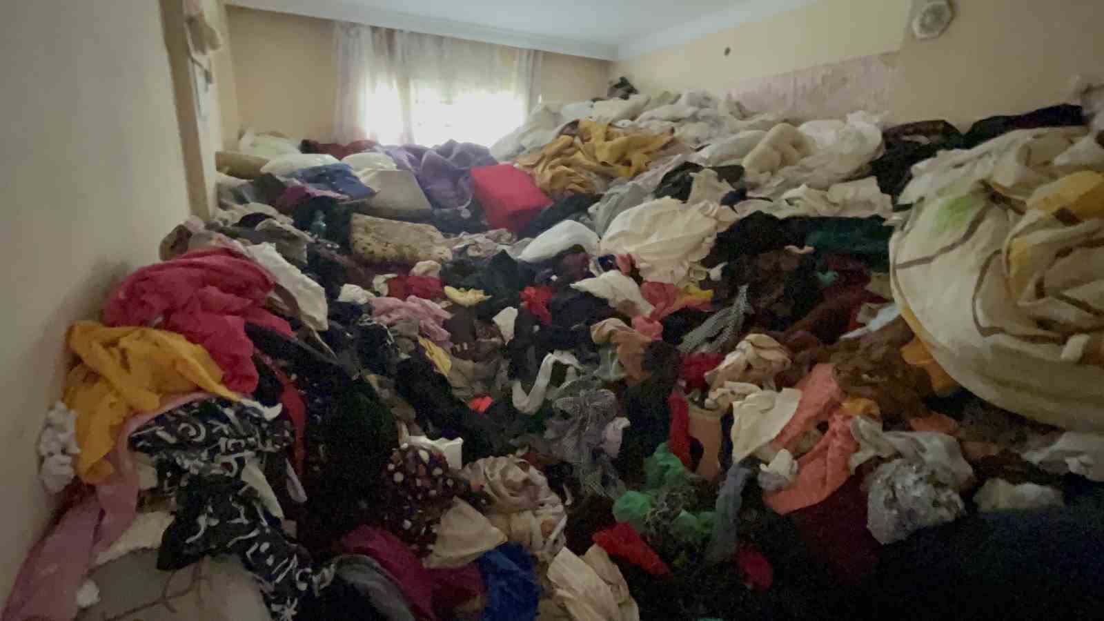 Evinde istiflediği giysi yığınlarının arasında ölü bulundu 5 evinde istifledigi giysi yiginlarinin arasinda olu bulundu 1 D6FZemSm